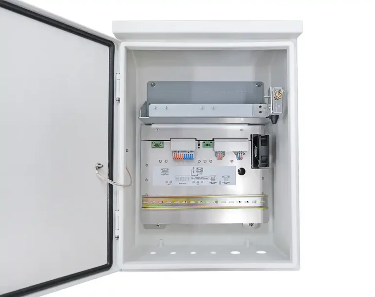 Interno dell'armadio outdoor AETEK OS-210-360 con controller, modulo di alimentazione e guida DIN-Rail