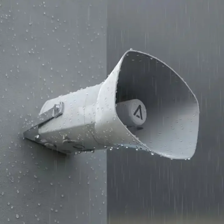 Avigilon Alta Horn Speaker in esterno sotto la pioggia – protezione IP66/IP67 per ambienti severi e sicurezza perimetrale