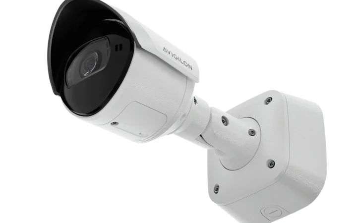 Avigilon H6XP Bullet — telecamera IP bullet 8 MP con hub IoT Z-Wave integrato, analisi AI video e audio, illuminazione IR 70 m e protezione IK10 per videosorveglianza outdoor avanzata