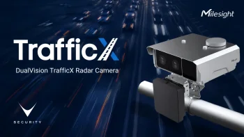 Telecamera radar per controllo velocità traffico installata su palo stradale notturno
