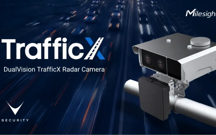 Telecamera radar per controllo velocità traffico installata su palo stradale notturno